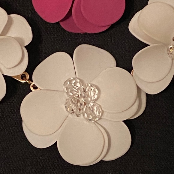 Two Floral gold tone Necklaces: fuchsia and white - Picture 4 of 11
